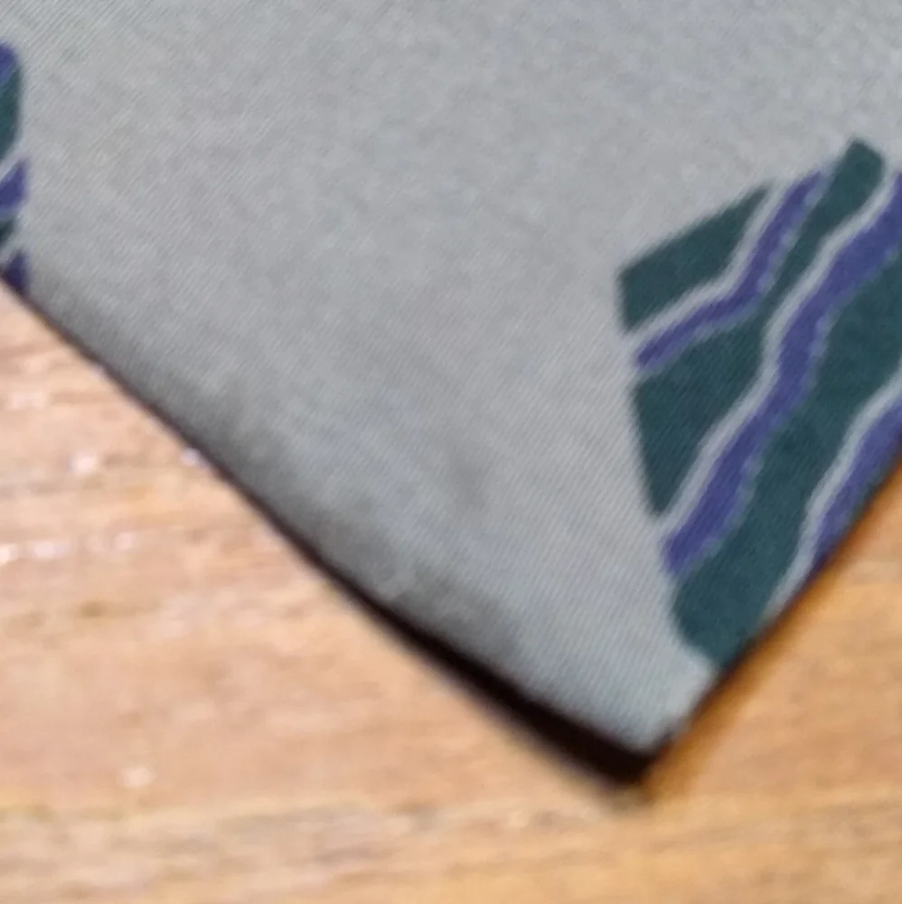 Giorgio Armani Tie, 100% Silk, Grey with Blue Hexagon Pattern, Made in I… - Picture 12 of 14